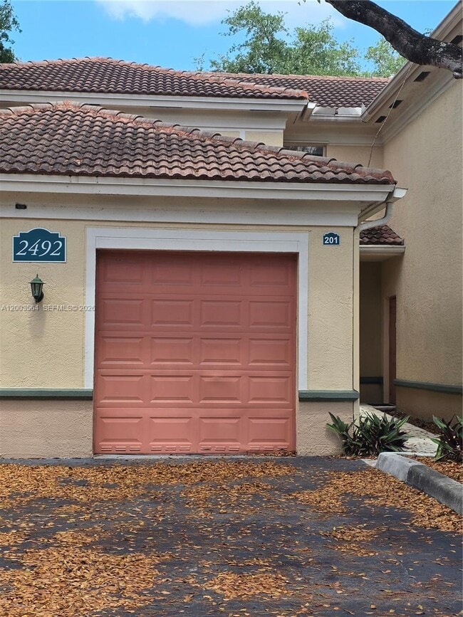 Foto del edificio - 2492 Centergate Dr