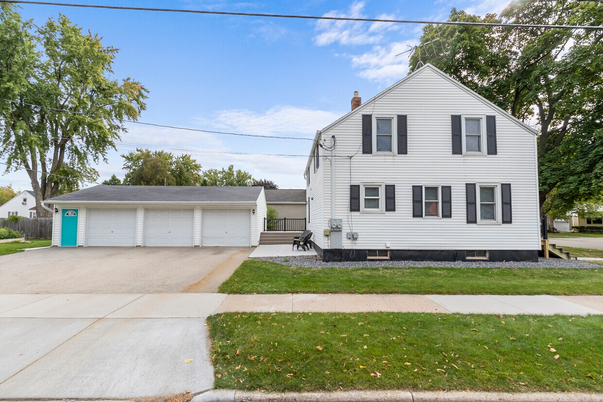 Primary Photo - 402 E Harding Dr