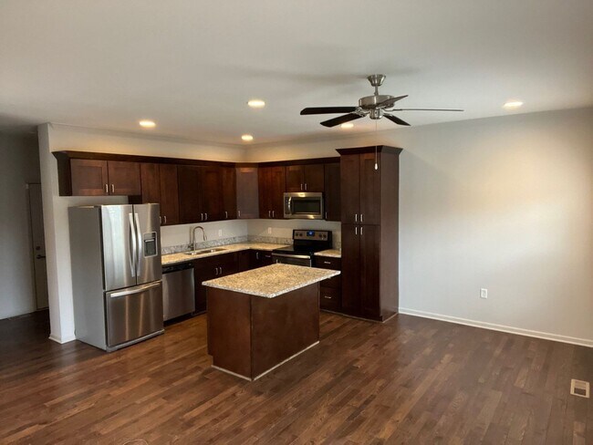 Building Photo - Beautiful Spacious Home!!
