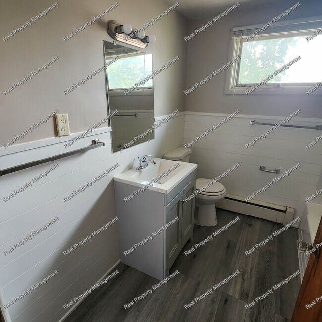 Building Photo - Updated Large One Bedroom
