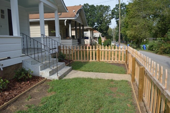 Building Photo - West Asheville Bungalow!