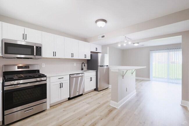 Building Photo - Emerald Gardens