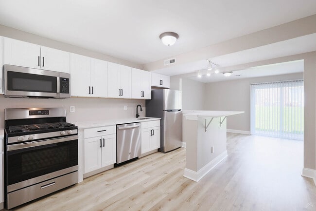 Building Photo - Emerald Gardens