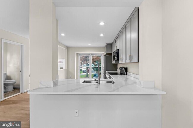 Building Photo - 13920 Baton Rouge Ct