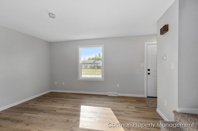 Building Photo - 2511-2513 Ridgefield Dr NE