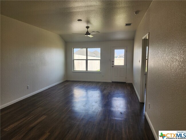 Building Photo - 5905 Betty Lou Dr