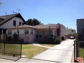 Building Photo - 1104 W 39th Pl