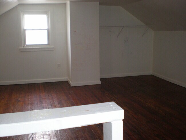 Building Photo - Available Now! 2 Bedroom on the Avenues! Y...