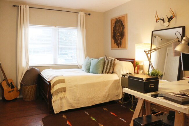 Estudio lleno de luz en el sur de Austin - 4408 Dove Springs Dr