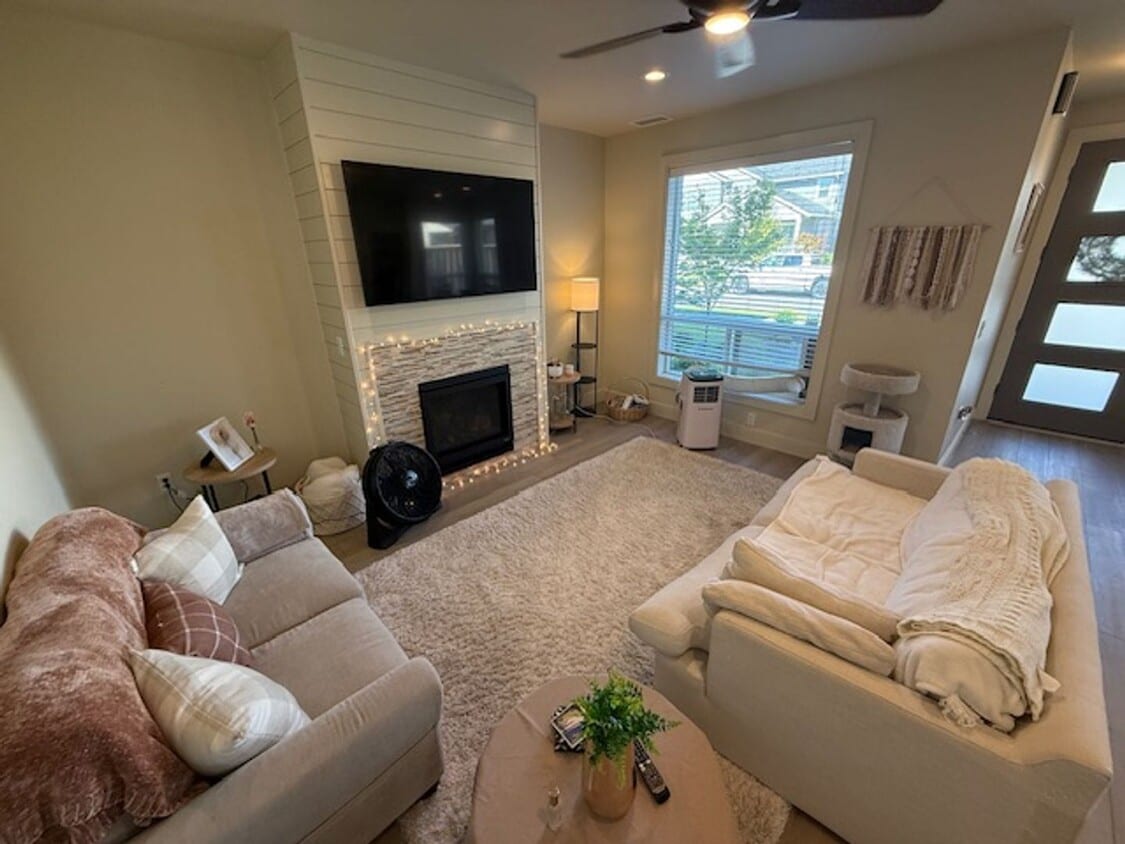Foto principal - Available September 1, 3 bed 2.5 bath