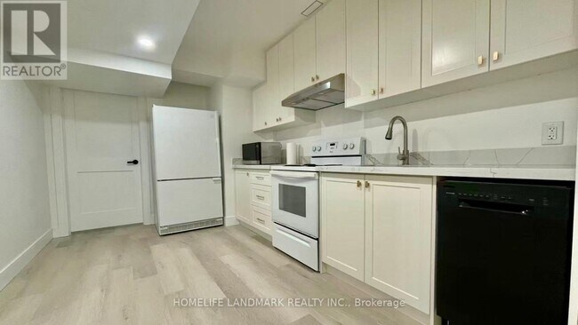 Photo du bâtiment - 1556 Crestview Ave