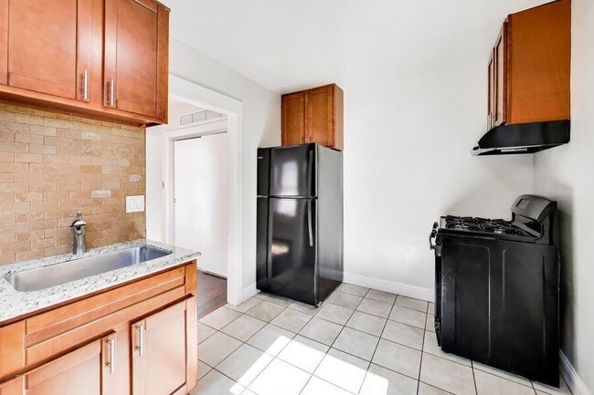 Building Photo - 825 55th St