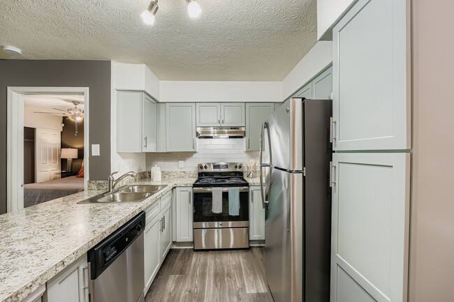 Foto del edificio - 2200 Big Creek Apartments