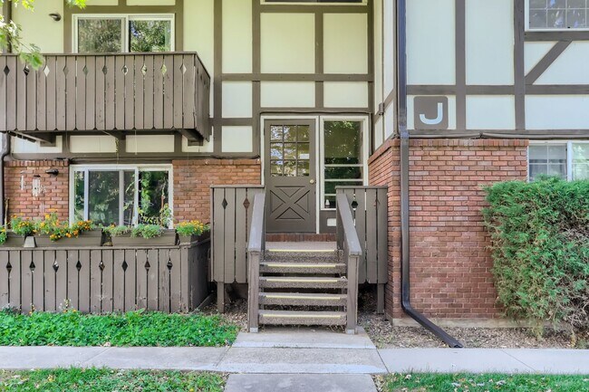 Foto del edificio - 1st Month Rent Free! Bright 1BR/1BA with private deck, near trails & transit; pool/tennis; laundr...