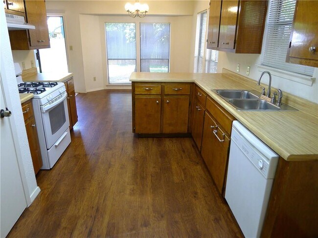 Building Photo - 4911 White Elm Dr