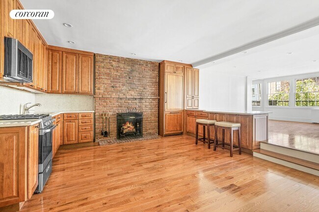 Building Photo - 241 E 31st St