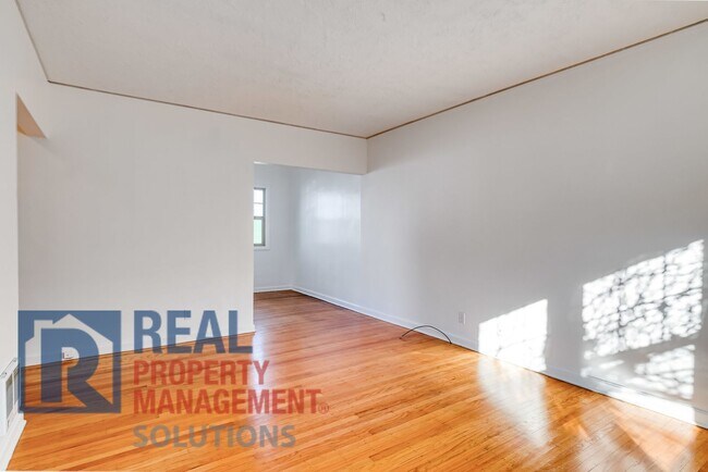 Building Photo - 6411 N Albina Ave