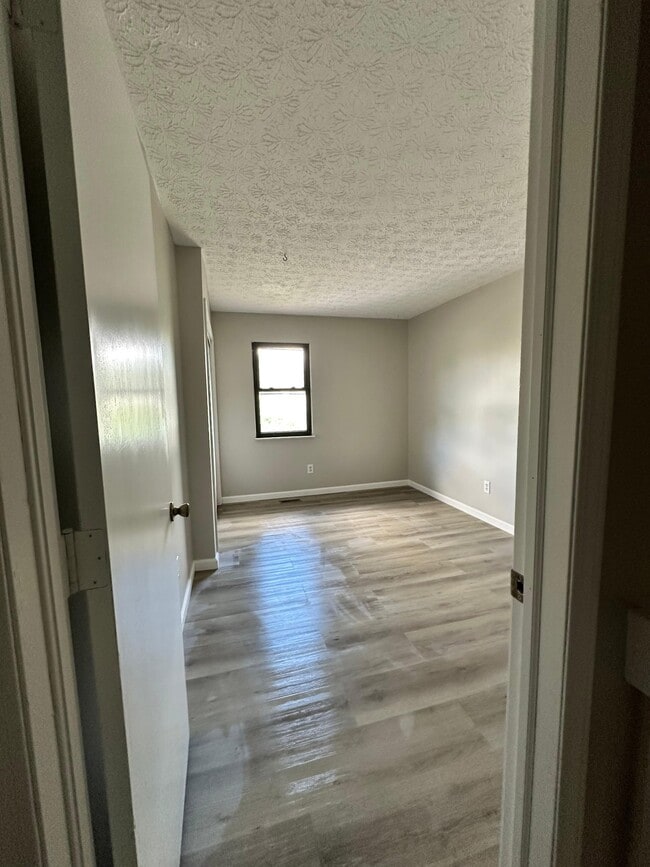 Building Photo - 1827 Watertower Dr