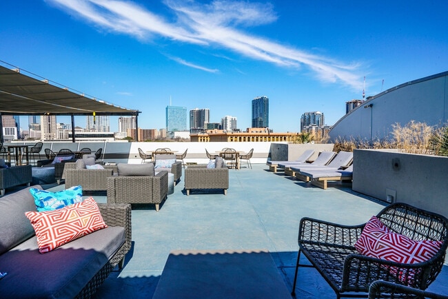 Building Photo - Crescent