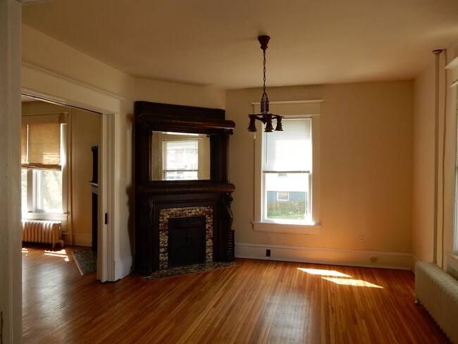 Foto del edificio - Large 3 BR home with historic touches & hu...