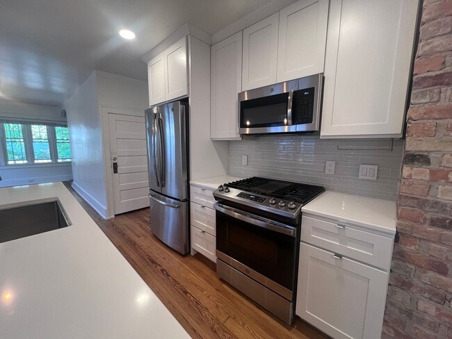 Building Photo - Spacious 2 bedroom Duplex with a bonus room!