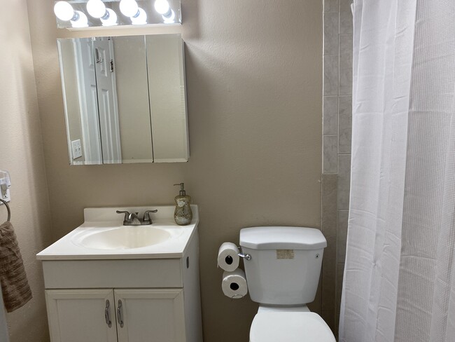 Baño completo fuera del Master - 228 Jackson Ave