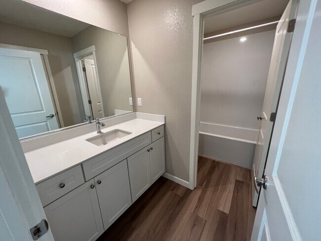 Foto del edificio - 3 Bed / 2.5 Bath | West Sacramento Home Av...