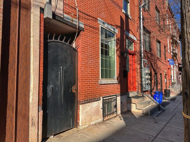 Locking side alley for trash and bikes - 1823 Ginnodo St