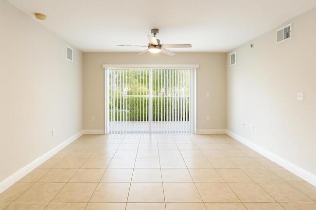 Building Photo - 171 SW Palm Dr