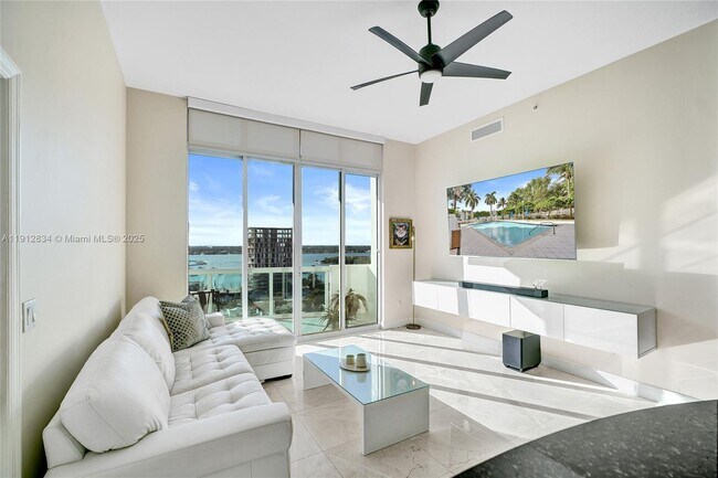 Foto del edificio - 7910 Harbor Island Dr