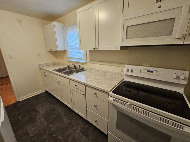 Photo - 3 Bedroom / 1 Bath Rental on Fourqurean House