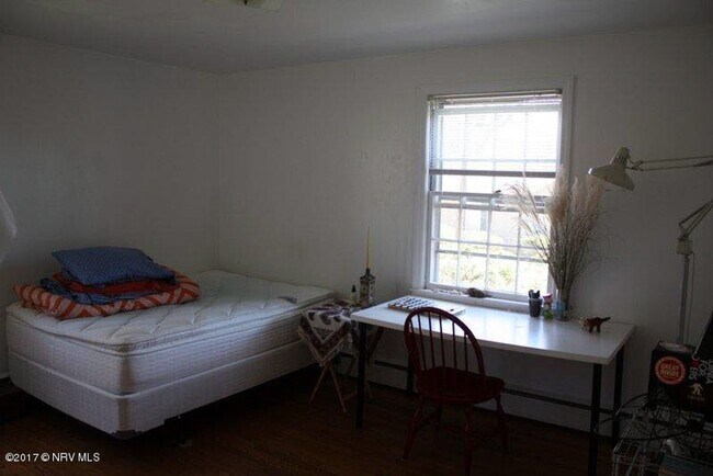 Building Photo - Charming Blacksburg Home with Spacious Bas...