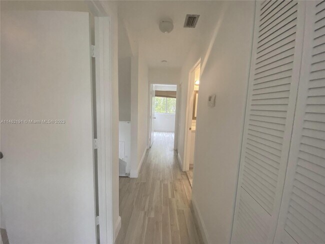 Foto del edificio - 654 Woodgate Cir