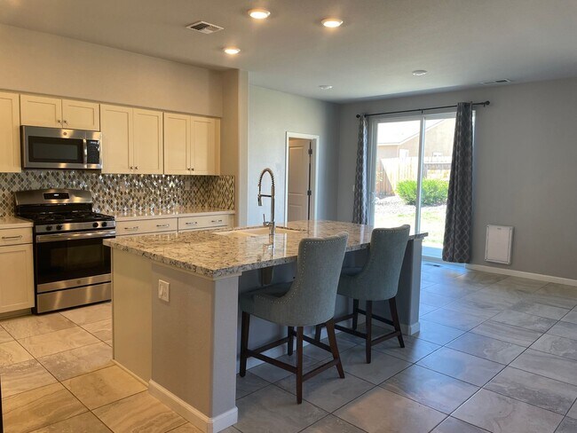 Building Photo - 5 Bedroom Home in Lemmon Valley!