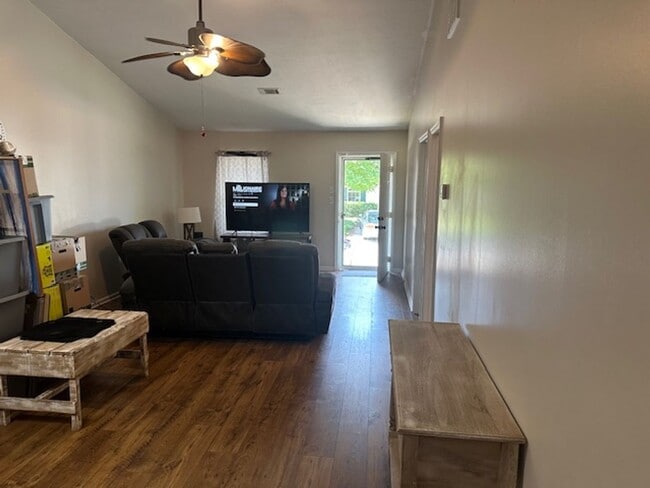 Building Photo - Beautiful 2 BR, 2 BA end-unit townhome in ...