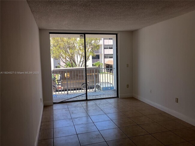 Foto del edificio - 8145 NW 7th St