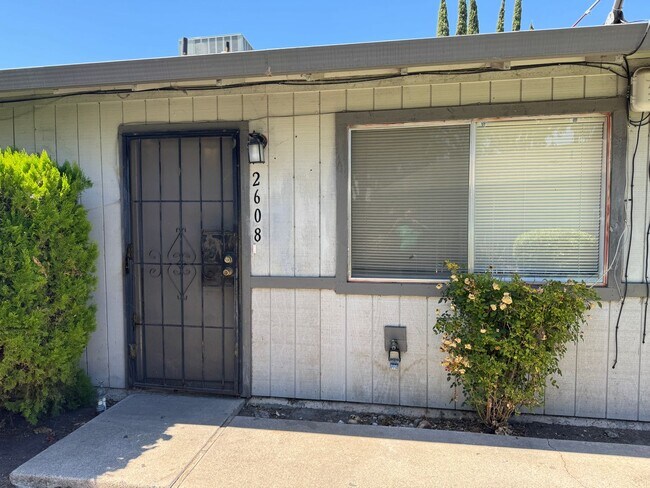 Foto del edificio - Two Bedroom Triplex with One Bathroom and ...