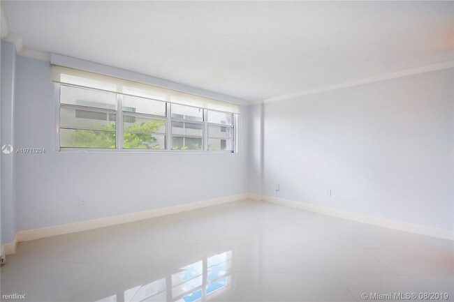 Building Photo - 1 br, 1.5 bath  - South Bay Club Condo