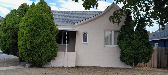 Front - 4620 N Wall St