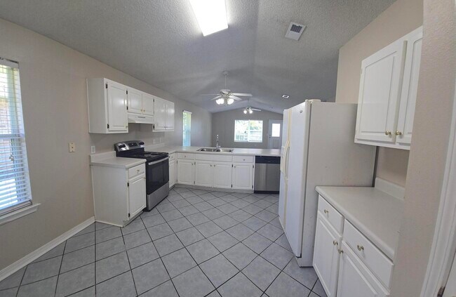 Building Photo - 418 Pristine Water Ln