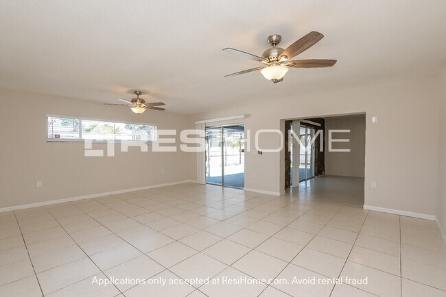 Foto del edificio - HOME FOR RENT!!