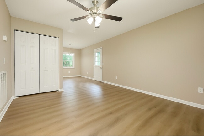 Building Photo - 7 Woodhaven Dr