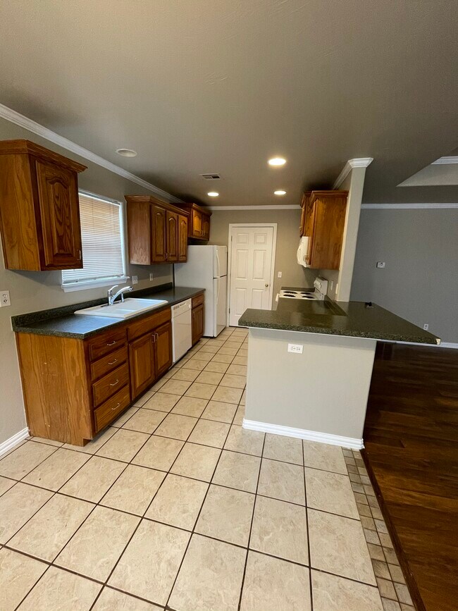 Building Photo - 1102 Lauren Ln