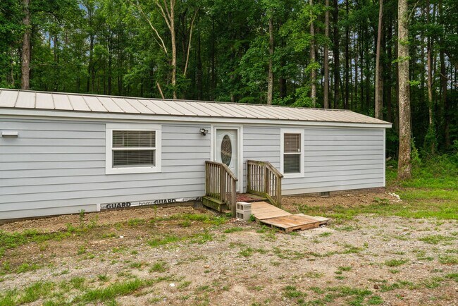 Building Photo - Newly Renovated 3 Bed 2!