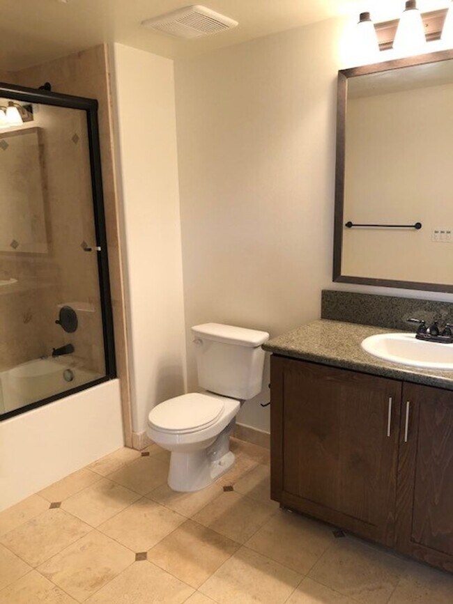 Foto del edificio - Single Story 2 + 2, plus Den Condo in Downtown Ventura Cannery!