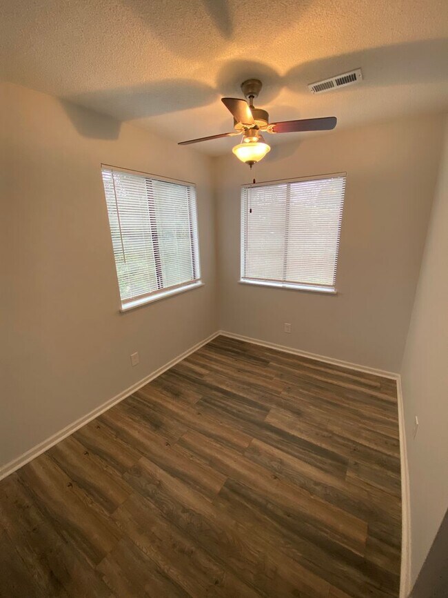 Building Photo - Ivy Street Duplex