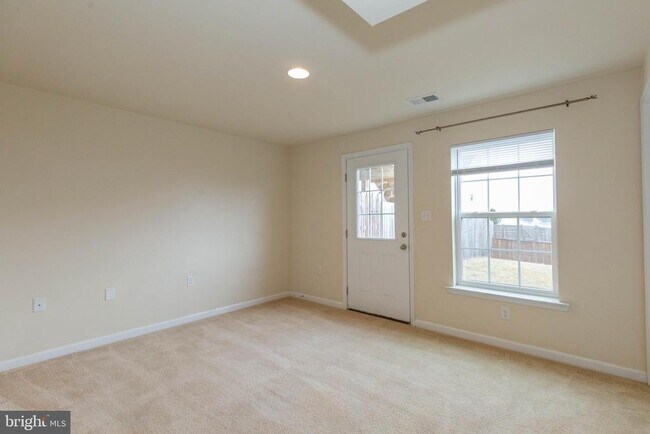 Foto del edificio - 440 Rumbling Rock Rd