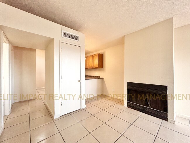 Foto del edificio - 425 E Thoroughbred St