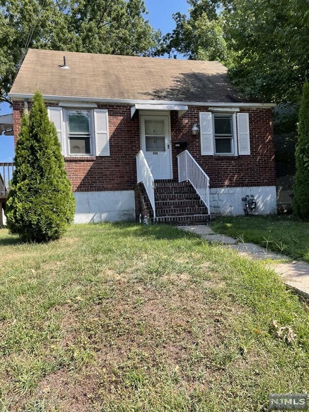 Primary Photo - 910 Spring Valley Rd