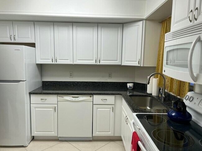 Building Photo - 18081 SE Country Club Dr